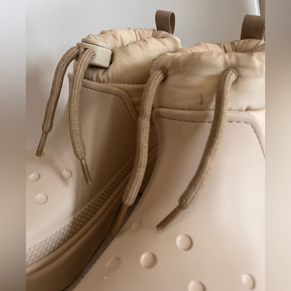 Women’s Crocs Stomp Puff Boot Stucco Cream Platform Clog Boots Size W9 Cozy - Picture 8 of 9